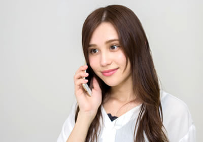 電話で出勤の打ち合わせをする女性