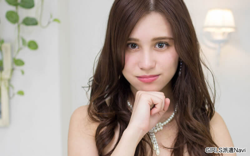 顎に手を当てるロングヘアの女の子