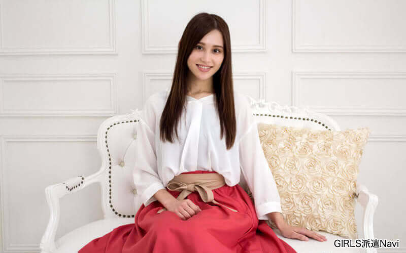 ソファに座ったロングヘアで赤いスカートの女の子