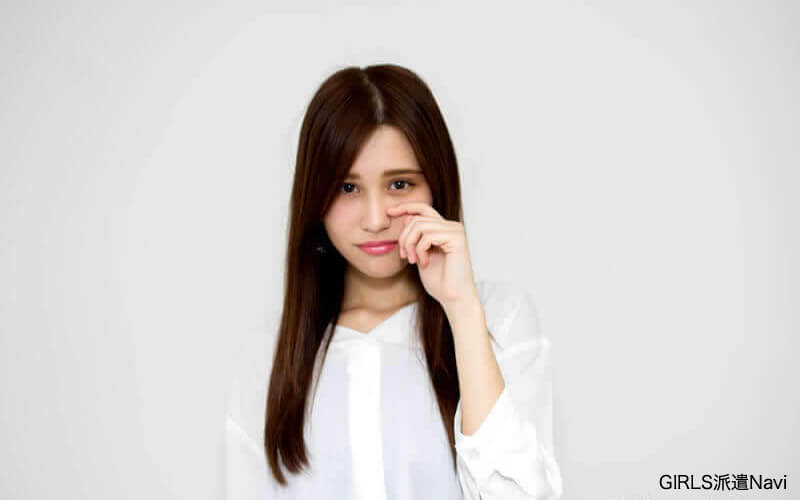 泣きそうなロングヘアの女の子