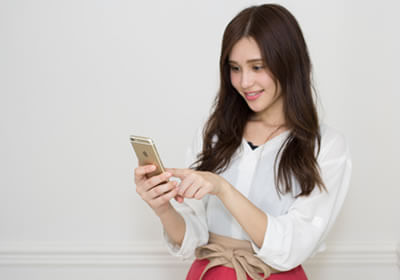 スマホでキャバ派遣に登録する女性